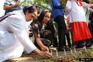 [Foto] 15 Tahun Tsunami Aceh, Umat Kristiani Berdoa di Kuburan Massal